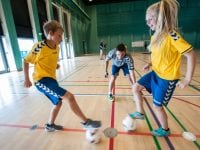 unge spiller Futsal i DGI-byen. Futsal er det perfekte supplement til fodboldtræningen. Alle brasilianske fodboldspillere er startet med futsal. Spillet har mange boldberøringer og styrker kontrollen over bolden.