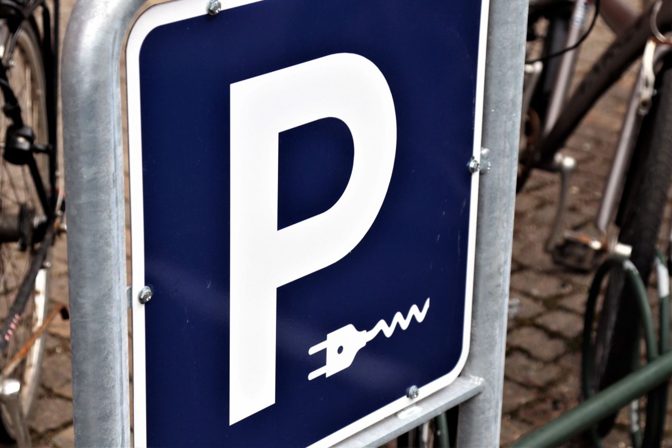 Holbæk Kommune: Tidsbegrænsning for parkering ved ladestandere