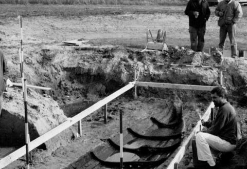 Billedet i toppen af artiklen stammer fra udgravningen af Gislingebåden ved Gislinge vest for Holbæk i 1993. Fotografi: Nationalmuseet.