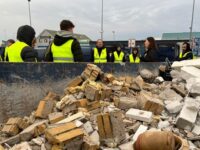 Skoletjenesten hos Fors klæder bygge- og industrielever fra NEG Holbæk på til at sortere byggeaffaldet. Foto: Fors