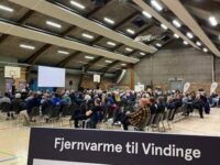 Fremmødet var stort til Fors' informationsmøde om fjernvarme i Vindingehallen den 2. oktober 2024. Foto: Fors