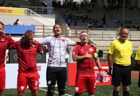 De danske spillere synger nationalmelodi til Homeless World Cup i Seoul i 2024. Foto: OMBOLD